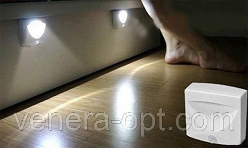 LED світильник з датчиком руху Mighty Light на батарейках TV298 фото