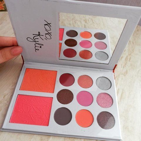 Палетка теней и румян Kylie Diary Pressed Powder Palette 382 фото